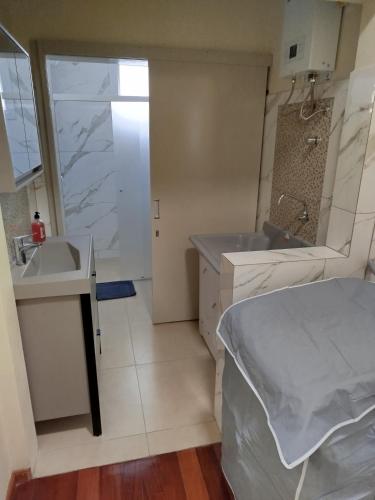 a hospital room with a sink and a bed at Casa da Nona in Garibaldi