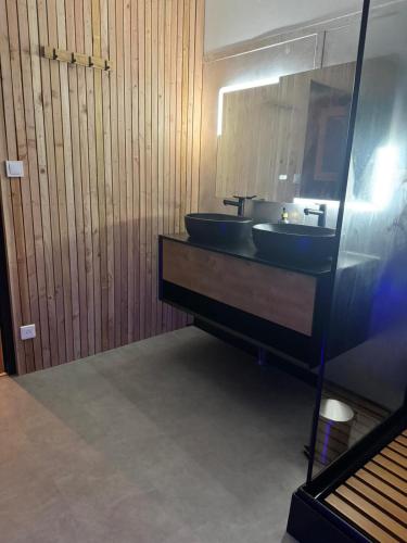 a bathroom with two sinks and a mirror at Le miroir des désirs in Argentré-du-Plessis
