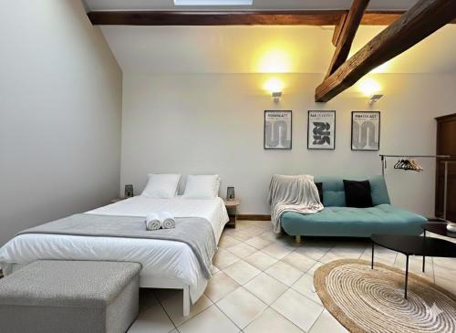 a bedroom with a bed and a couch and a chair at Station Studio - Proche RER A - Wifi in Noisy-le-Grand
