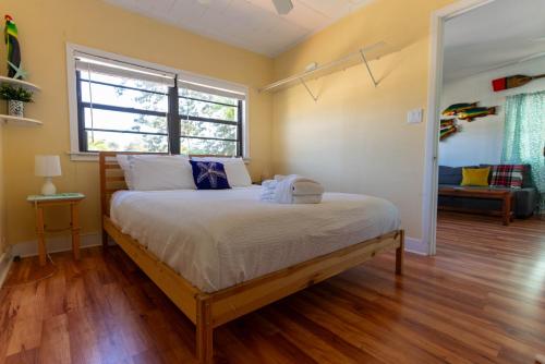 a bedroom with a large bed in a room at Cindy Villa in Key Largo