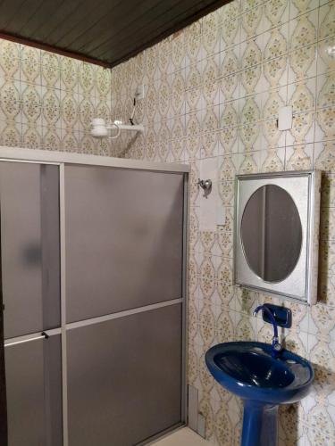 a bathroom with a sink and a mirror at Pousada Marajo in Salvaterra