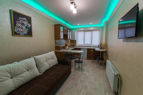 La sala de estar o bar de Modern apartment on Akademika Sakharova 27a