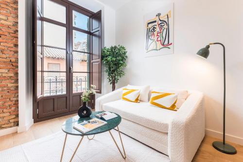 Homeclub Elegant 1BR near Thyssen & Mármoles III