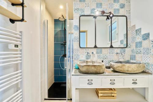 a bathroom with two sinks and a mirror at Ker Berthe - Maison spacieuse - lumineuse - 4 chambres in Cesson-Sévigné