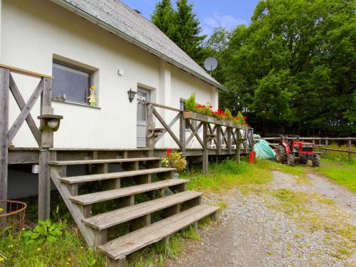 eine Treppe, die zu einem Haus mit Blumen führt in der Unterkunft Luxurious farmhouse near the ski area in Hellenthal