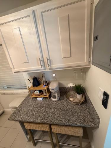 eine Küche mit einer Arbeitsfläche, auf der eine Kaffeemaschine steht in der Unterkunft Relaxing 1bd 1ba Condo - Ocean Front Complex in New Smyrna Beach in New Smyrna Beach