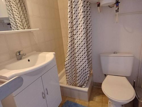 a bathroom with a white toilet and a sink at Charmant studio à Balaruc-les-Bains avec parking inclus - FR-1-571-68 in Balaruc-les-Bains