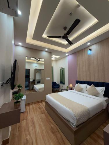 a bedroom with a bed with a ceiling fan at Aanchal Palace Hotel in Jaipur