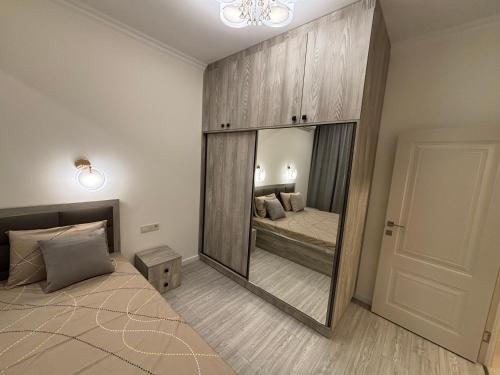 un grande specchio in una camera da letto con un letto di Menechyan's Terrace a Yerevan