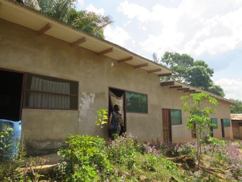 a woman standing in the doorway of a house at Casa de MaMa Bertha y Papacho in Rurrenabaque