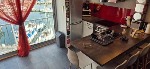 Port Brescou, T3 en duplex climatisé, superbe vue sur le port