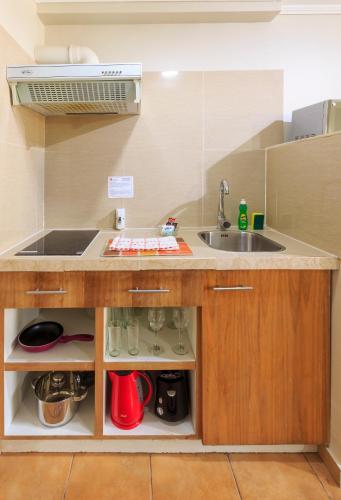 a kitchen with a sink and a counter top at Apart Hotel Cambiaso in Santiago