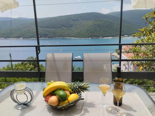 Apartment Appartement Bruna mit Terrasse und Meerblick by Interhome
