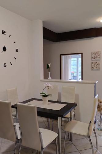 Apartment Appartement Bruna mit Terrasse und Meerblick by Interhome