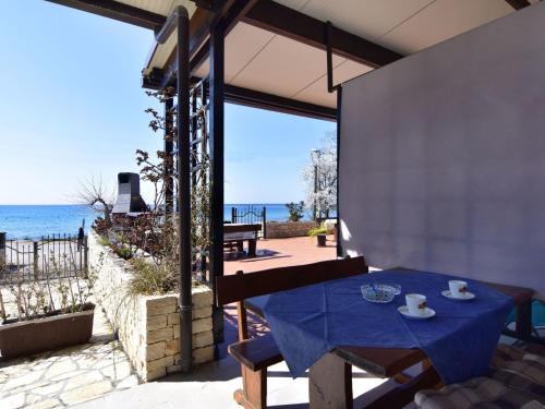 Apartment Neues Studio mit Meerblick in Zambratija by Interhome