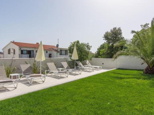 Apartment in Pjescana Uvala mit Garten- Grill by Interhome