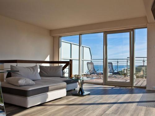 Apartment Wohnung mit Panoramaverglasung und Meerblick by Interhome
