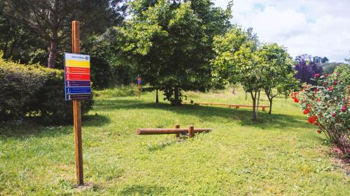 a sign in the middle of a field with trees at Agriturismo Parco Fiorito in Cortona