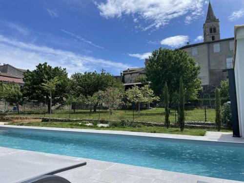 Villa moderne avec piscine privée et grand terrain en centre-ville - FR-1-382-208