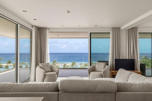 Beachfront Mambo Beach Apt Balcony and Pool