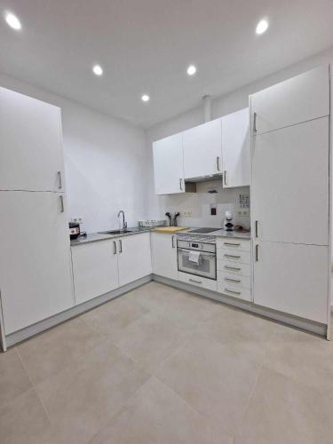 Cathedral District Loft with Full Kitchen