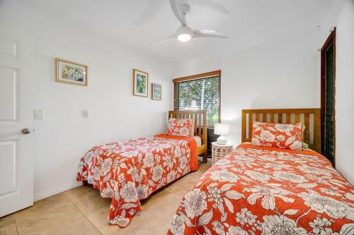 a bedroom with two beds and a window at Kahala 312 in Kipu