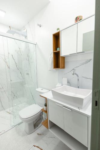 a bathroom with a toilet and a sink and a shower at P&G Apto 202-San Gimignano in Caxias do Sul