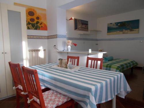 Palazzo CanaveseにあるIl Granello di Senape B&Bのダイニングルームテーブル(青と白のストライプのテーブルクロス付)