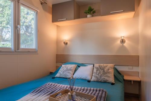 Llit o llits en una habitació de CAMPING SAINT GABRIEL ***