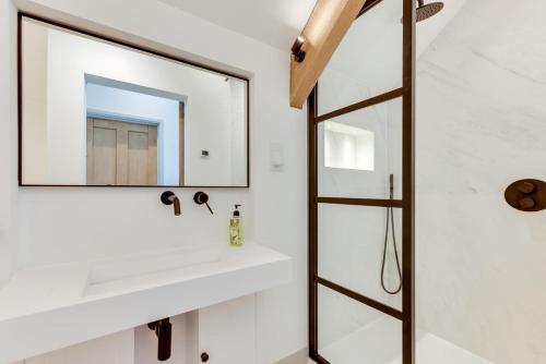 a bathroom with a sink and a mirror at 5 Bed in Croyde oc-croydb in Croyde