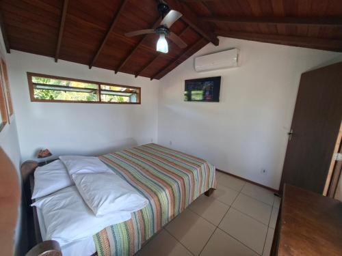 a bedroom with a bed and a ceiling fan at Buzios Casa n#1 in Búzios