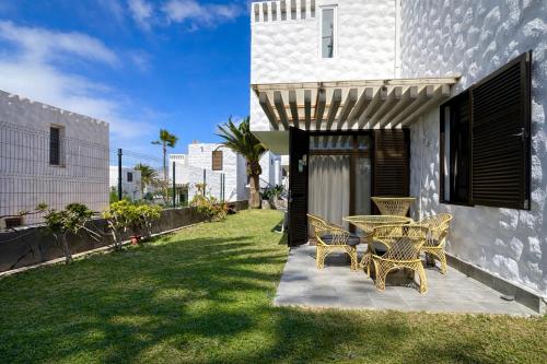 Cerca de la playa y jardin