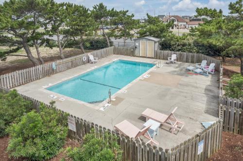 an overhead view of a swimming pool with a fence at 7662 - Sea La Vie in Avon