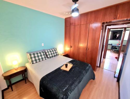 a bedroom with a bed with a tray on it at Aconchego e estilo, apto 2 quartos, próximo a USP in São Carlos