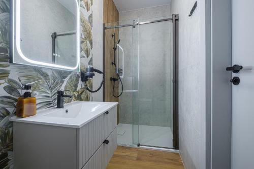 a bathroom with a sink and a shower at Balans Studio Old Town I in Gdańsk