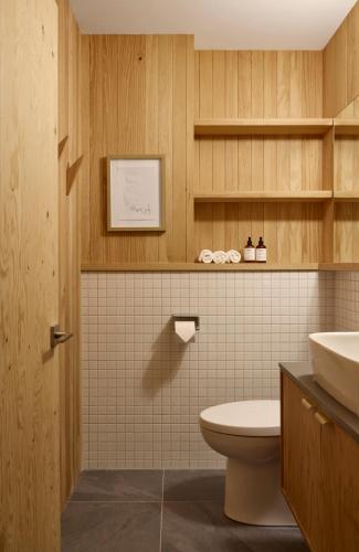 a bathroom with a toilet and a sink at Balnea Hôtel - Anciennement Beatnik Hôtel in Bromont