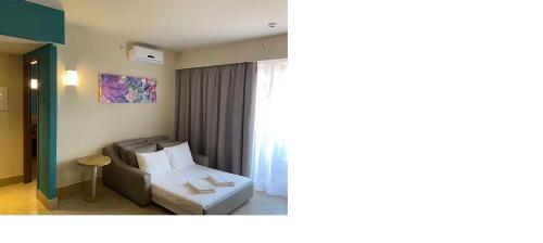 a living room with a couch and a window at Apartamento em Olímpia in Olímpia