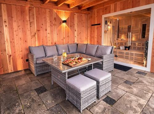 a living room with a couch and a table at Wellness huis voor 6 personen aan het strand 'Zeeuwse Rust' in Wemeldinge
