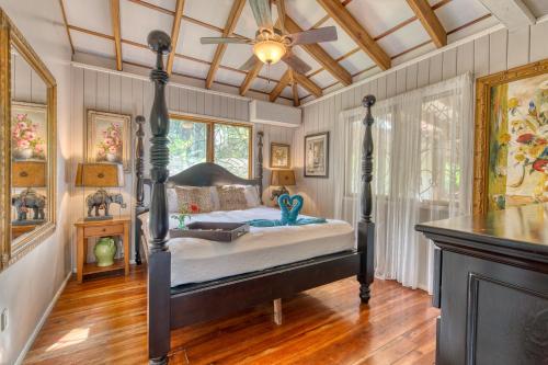 a bedroom with a bed and a ceiling fan at Apartment by the Caribbean sea in Cahuita