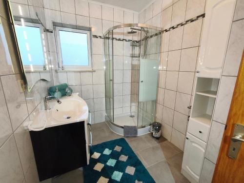 ein Badezimmer mit Waschbecken und Dusche in der Unterkunft Feriennest Faust in Altenmarkt an der Alz