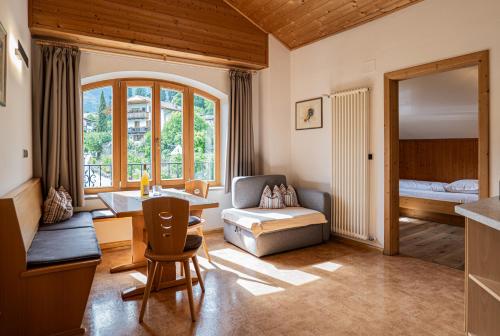 a living room with a bed and a table at Baumgartnerhof in Lagundo
