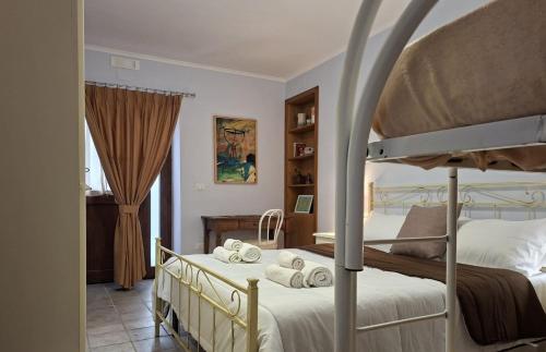 ein Schlafzimmer mit einem Etagenbett, auf dem Handtücher liegen in der Unterkunft Agri Resort Masusa in Aquara