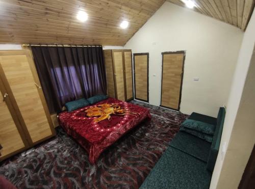 a room with a bed in the corner of a room at الشريف in Irbid