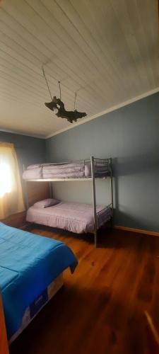a bedroom with a bunk bed in a room at Cabaña Guzman in Villarrica