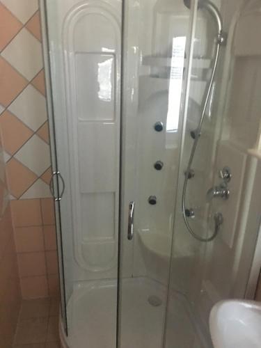 Bilik mandi di Rooms Dujlović