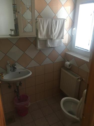 Bilik mandi di Rooms Dujlović