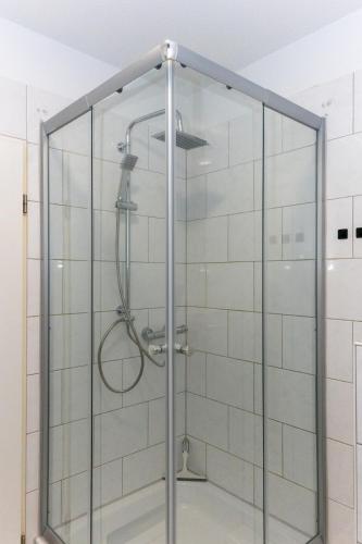a shower with a glass enclosure in a bathroom at Modernes Apartment im Essener Stadtkern mit Parkplatz in Essen