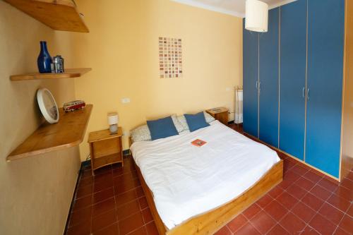 ein kleines Schlafzimmer mit einem Bett und blauen Schränken in der Unterkunft CASA Melissa in Riccò del Golfo di Spezia
