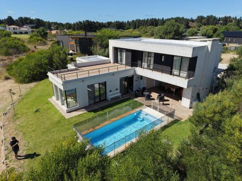 an aerial view of a house with a swimming pool at COSTA ESMERALDA S3 para 10 pileta y jardín privados in Pinamar