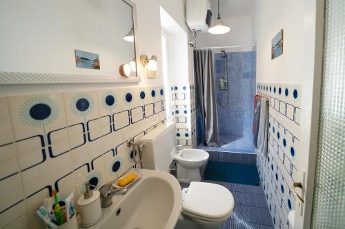 ein Badezimmer mit Waschbecken, Toilette und Dusche in der Unterkunft CASA Melissa in Riccò del Golfo di Spezia